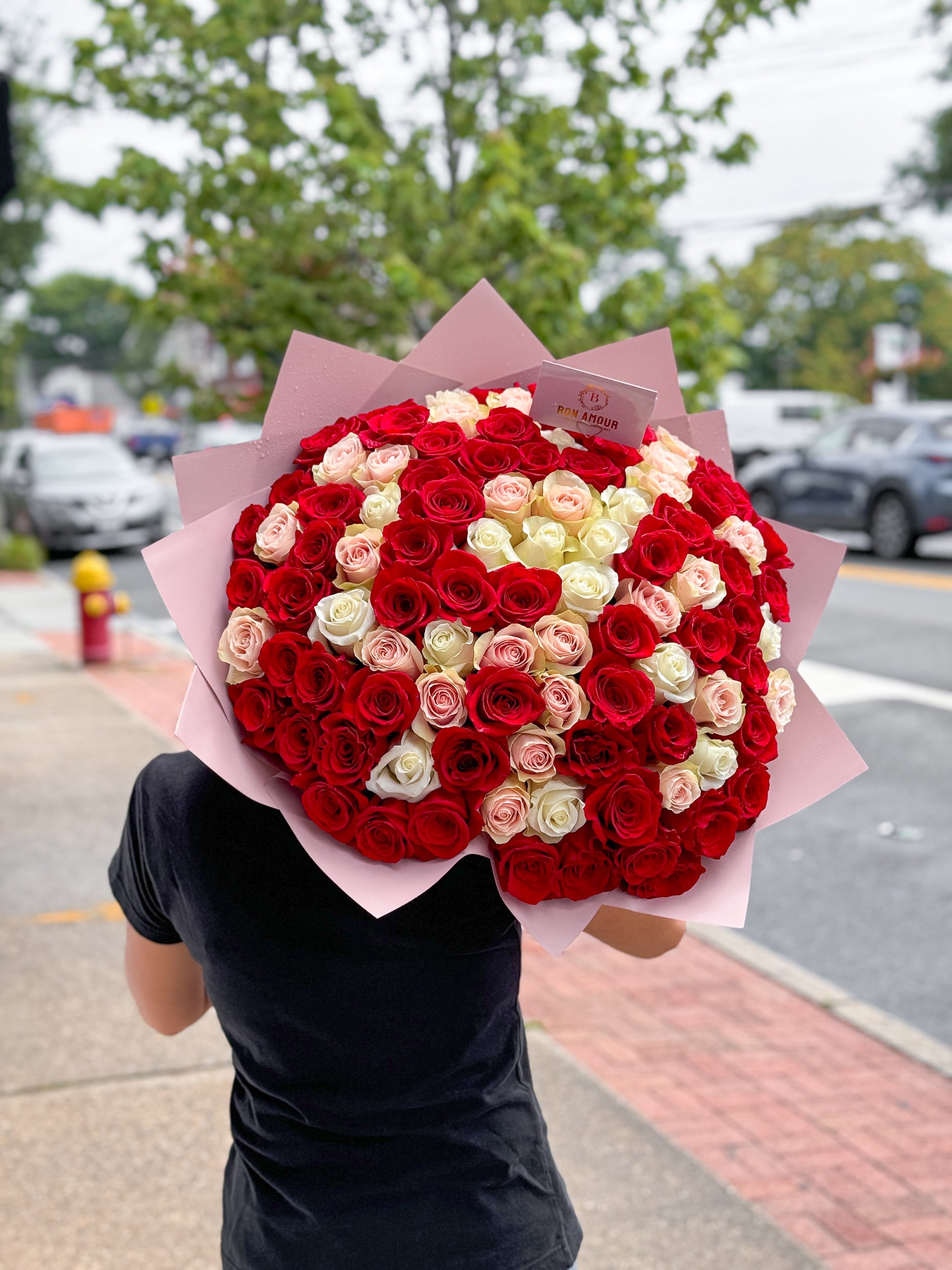 Front picture of 100 rose bouquet
