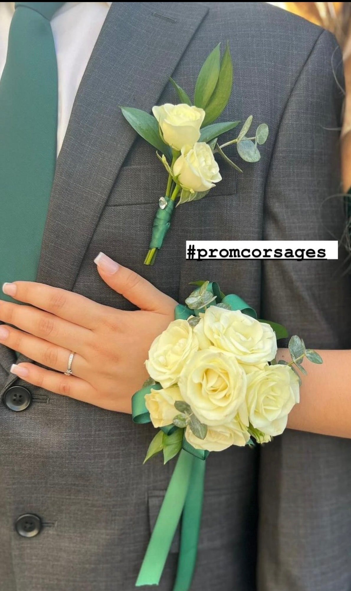 CORSAGE Y BOUTONNIERE A JUEGO